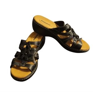 Clarks‎ Soft Cushioned Women's Black Strapy Leather Sandals Size 8